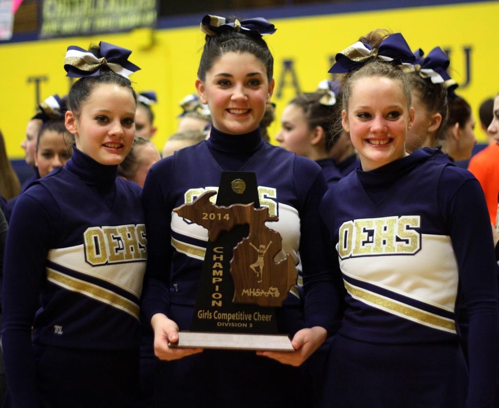 The+Ovid-Elsie+Competitive+Cheer+seniors+hold+the+trophy+at+the+District+competition+where+they+took+first.+%7C+Photo+by%3A+Allison+Patterson