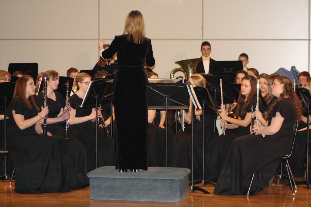 Mrs.+Ignash+conducting+the+High+School+band+in+their+concert.+%7C+Photo+by+Lindsey+Benham